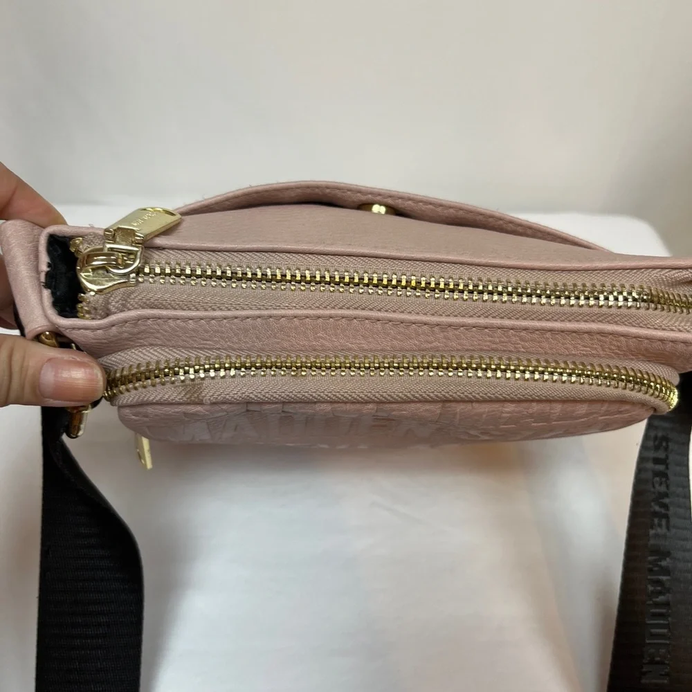 Steve Madden Light Pink Stamped Logo Crossbody. - Picture 3 of 10